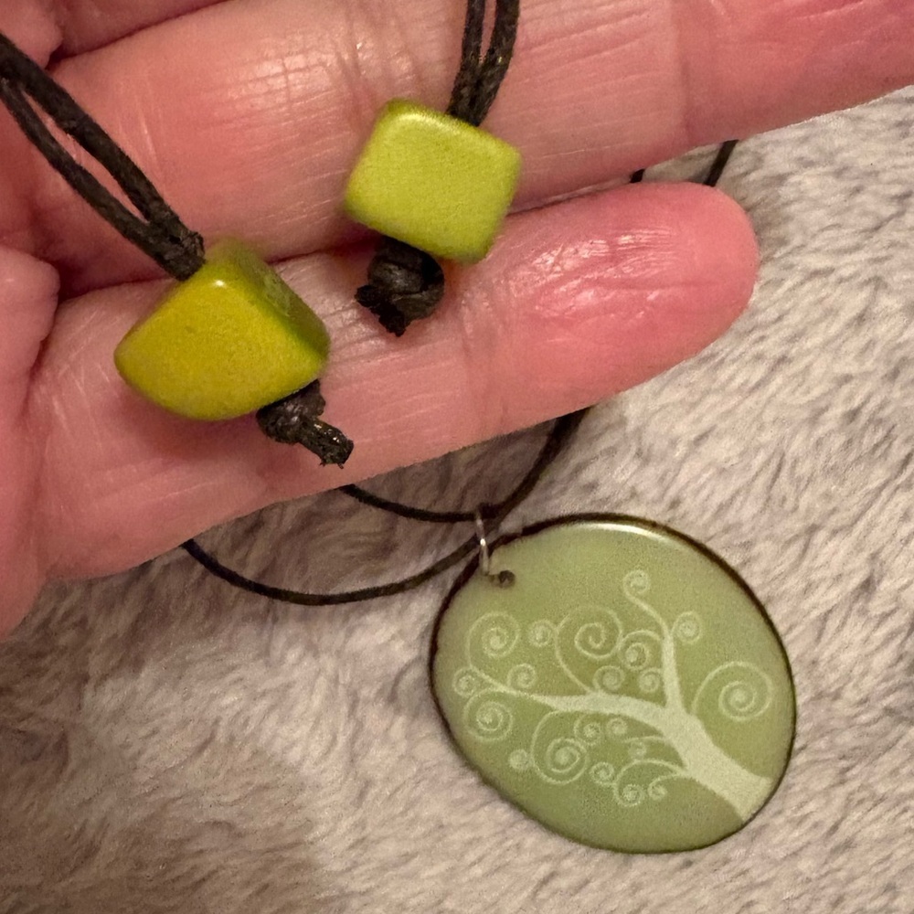 Beautiful etched necklace green tree adjustable - Picture 4 of 4